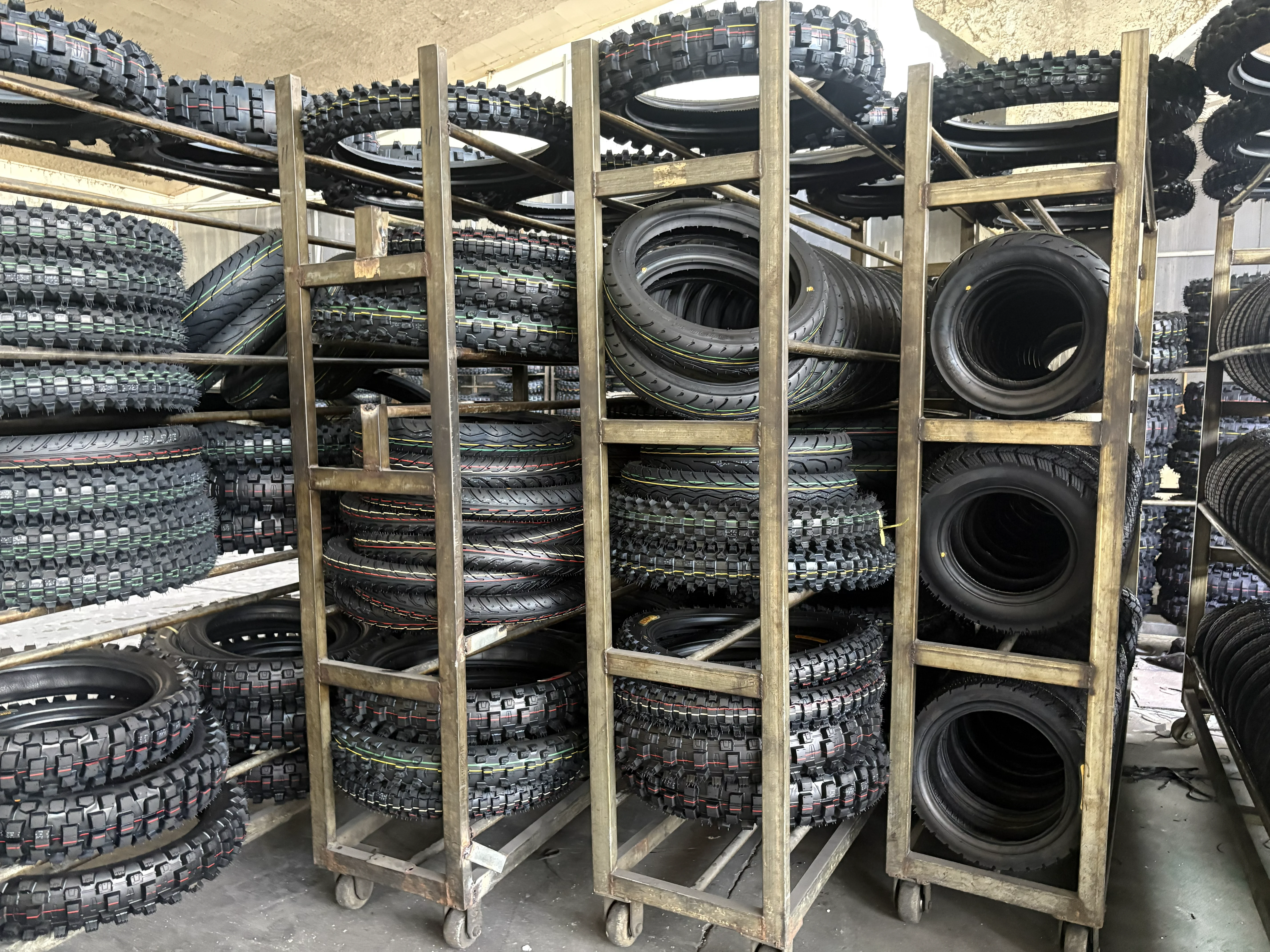 Guia Completo para a Seleção de Pneus Dianteiros 100/90 R18 — Fabricante na China e Atacado B2B