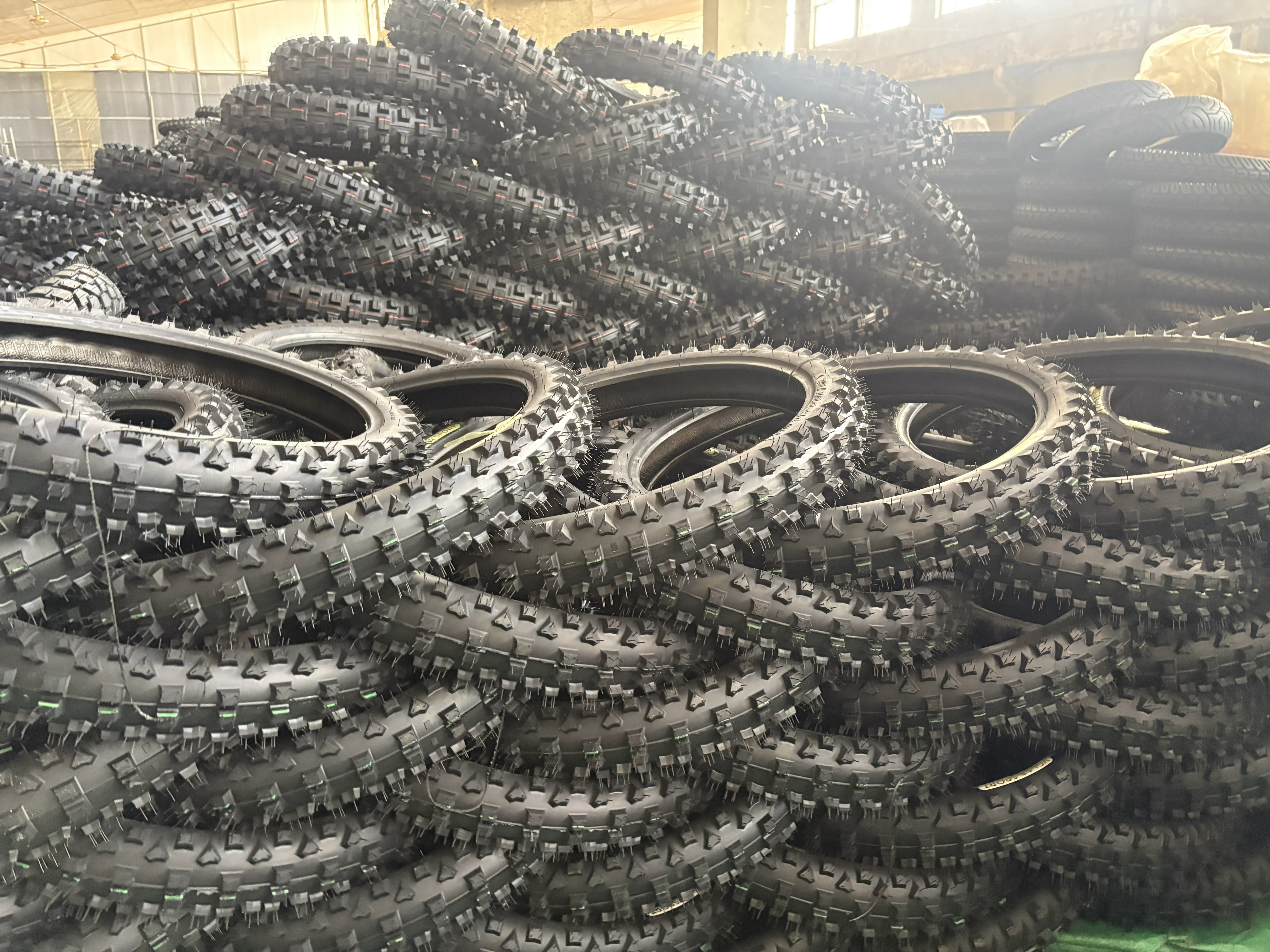 Como Escolher Pneus Traseiros 140/80 R17 para Maximizar Desempenho — Fabricante na China e Atacado B2B